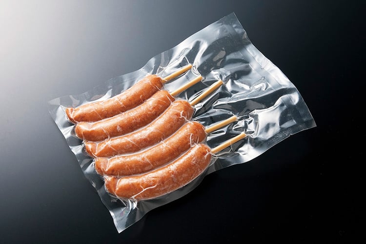粗挽きポークフランク（串付）｜商品情報｜神栄株式会社 食品部｜業務用冷凍食品のサプライヤー