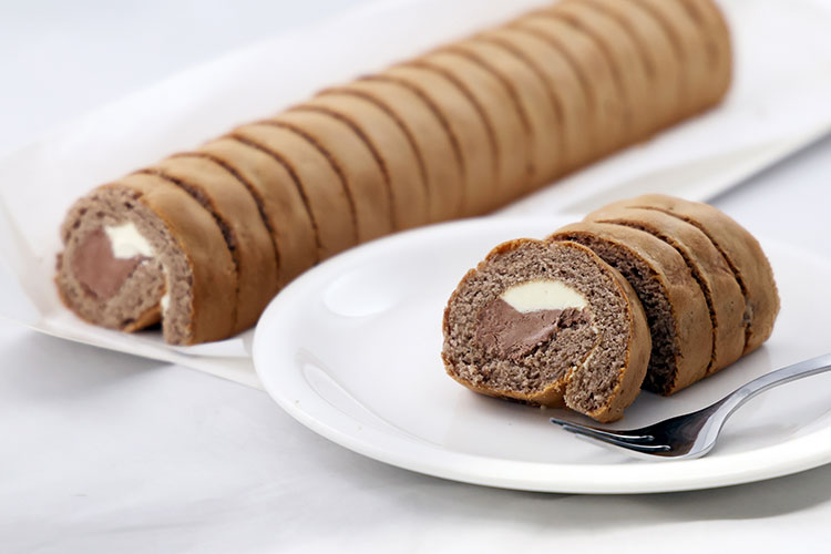 カット済み ふわふわ生地のロールケーキ(チョコ×ミルク)
