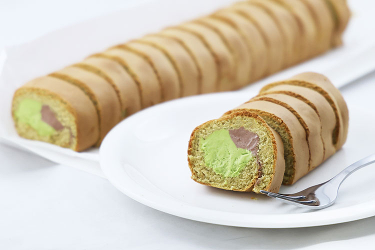 カット済み ふわふわ生地のロールケーキ(抹茶×チョコ)