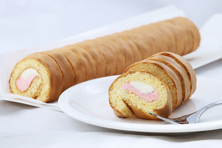 カット済み ふわふわ生地のロールケーキ(いちご×ミルク)