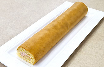 フリーカット ふわふわ生地のロールケーキ(いちご×ミルク)