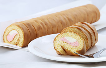 カット済み ふわふわ生地のロールケーキ(いちご×ミルク)